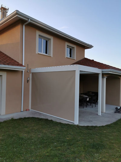 pergola bioclimatique avec store latéral